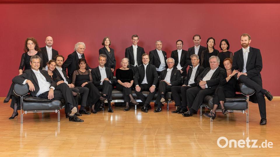 Das Württembergische Kammerorchester Heilbronn mit seinem neuen Chefdirigenten Risto Joost (vordere Reihe Mitte). Bild: Fotoatelier M/exb