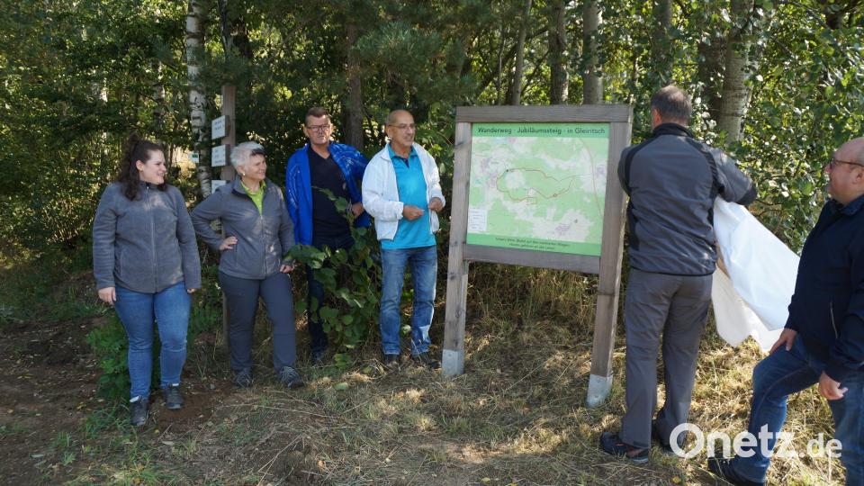 Bürgermeister Josef Pretzl hat die Infotafel mit dem Rundweg des Jubiläumssteigs enthüllt. Julia Seegerer, Alexandra Beier, Siegfried Elsner und Alfred Lippert (von links) sowie Anton Brand (rechts) freuen sich über die offizielle Eröffnung des Wanderwegs. Bild: wel