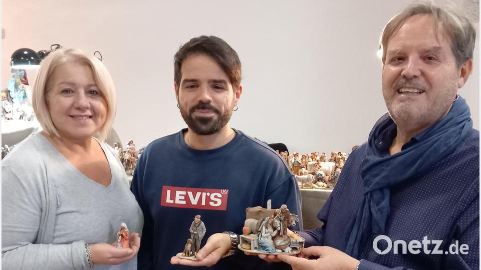 Salvatore de Francesco (rechts), seine Frau Luisa und ihr Sohn Iwan hatten Hunderte ihrer kleinen Krippenfiguren aus Terracotta nach Vilseck mitgebracht. Bild: hka
