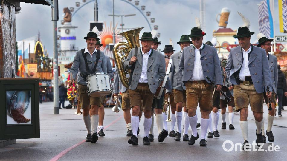 Blaskapelle in echter Tracht. (Archivbild) Bild: Karl-Josef Hildenbrand/dpa