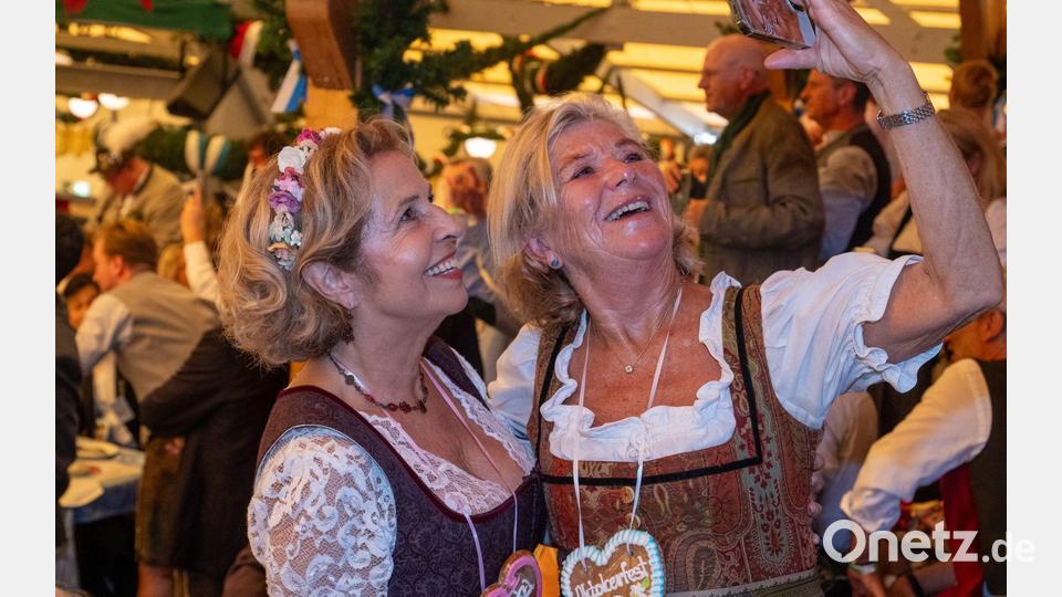 Michaela May (l.) und Jutta Speidel machen ein Selfie. Bild: Stefan Puchner/dpa