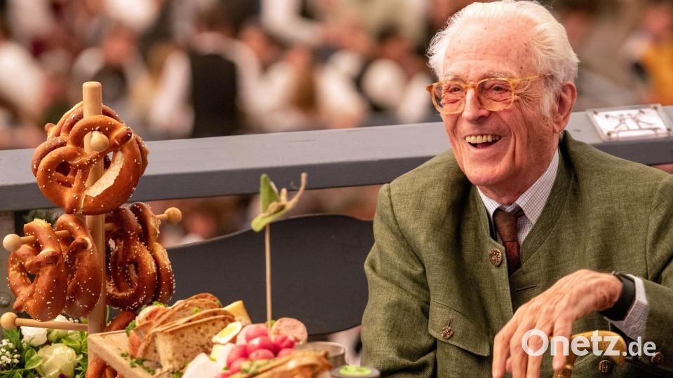 Franz Herzog von Bayern genießt die Wiesn-Stimmung. Bild: Stefan Puchner/dpa