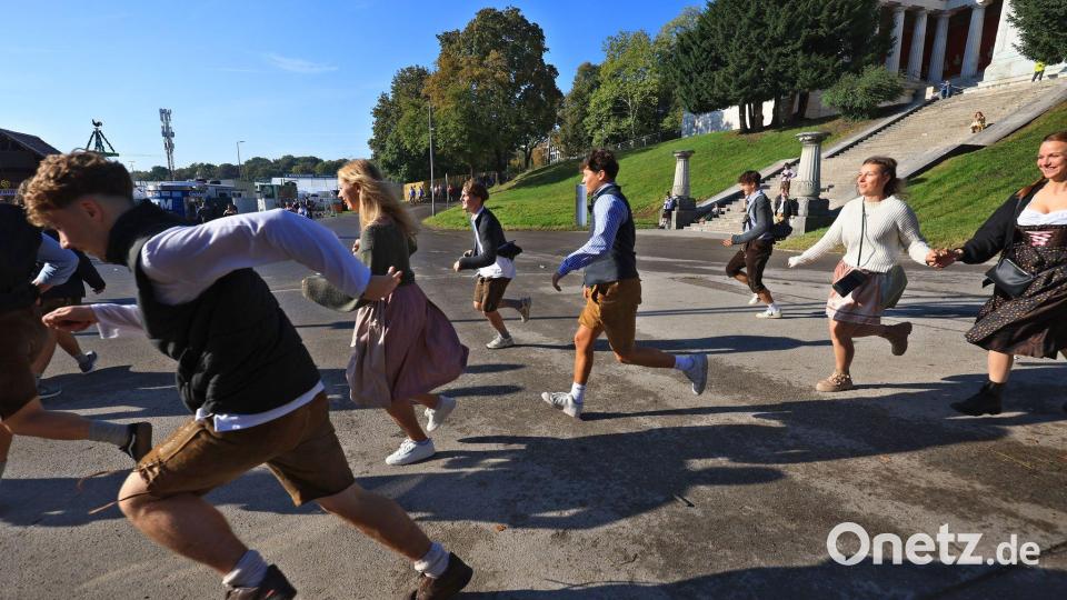 Um 9 Uhr öffneten die Tore zum Gelände - und der Ansturm begann. Bild: Karl-Josef Hildenbrand/dpa