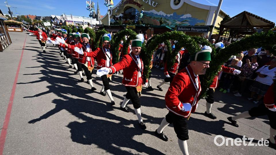 Die Münchner Schäffler ziehen zur Theresienwiese. Bild: Felix Hörhager/dpa