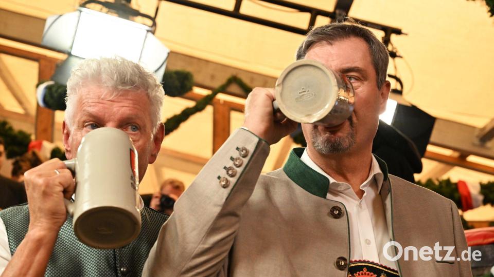 Dieter Reiter und Markus Söder - und die erste Maß Bier. Bild: Peter Kneffel/dpa