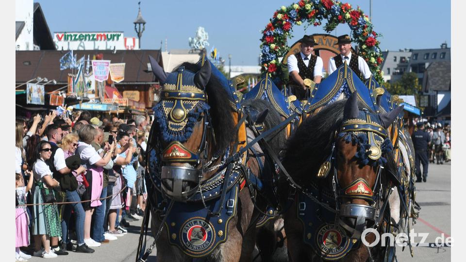 Tradition und Brauchtum spielen eine große Rolle auf der Wiesn. Bild: Felix Hörhager/dpa