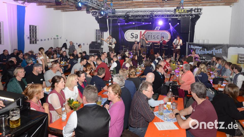 Hochstimmung herrscht von Anfang an beim Oktoberfest der Feuerwehr Pleystein. Die Band &quot;SaKrisch&quot; hat am Gelingen des Festes einen großen Anteil. Bild: bey
