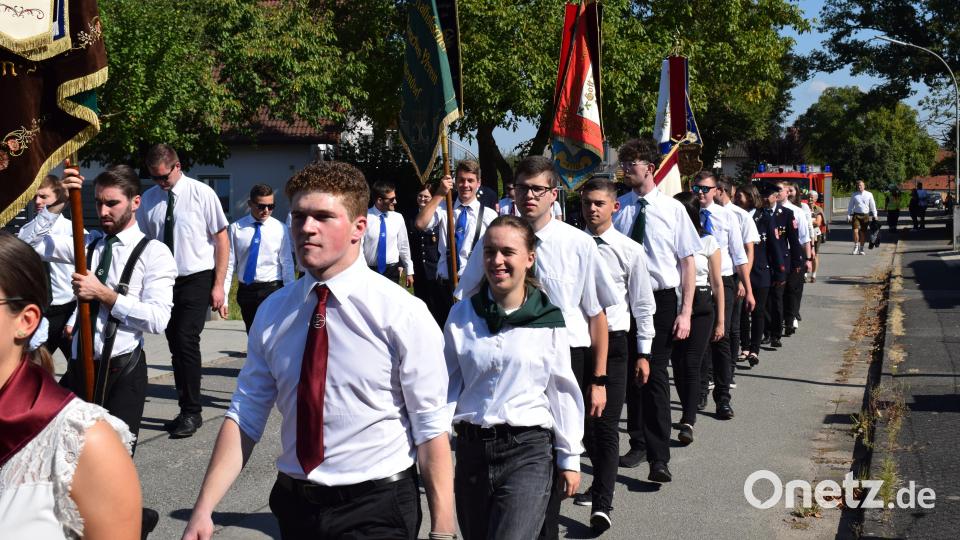15 Gastvereine aus den umliegende Orten begleiteten den Festzug der KLJB Neunaigen. Bild: bnr