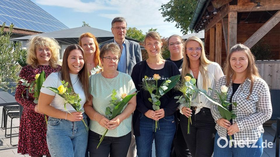 Gerhard Spies im Kreis seiner Mitarbeiterinnen (von links): Anja Krüger (Leiterin Kreisgeschäftsstelle), Amelie Weber, Melanie Großehagenbrock, Annemarie Kummer, Gerhard Spies, Nadine Zimmermann, Michelle Heck, Dana Lehmeier, Franziska Lehnen. Bild: mfh
