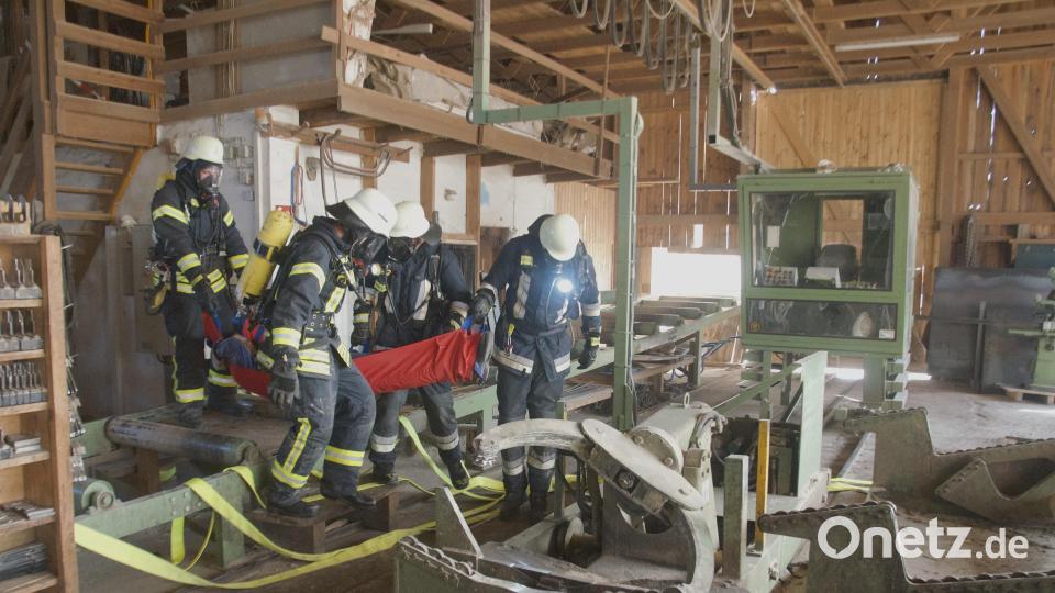 Sichtbehinderung durch Rauch aber auch die örtlichen Gegebenheiten stellten die Atemschutzträger immer wieder vor Herausforderungen. bei der Rettung der Verletzten. Bild: Fabian