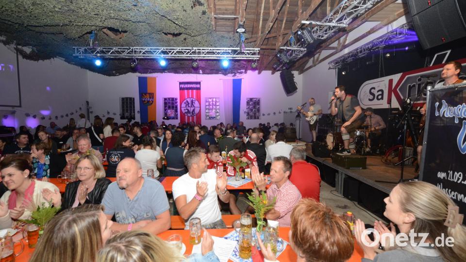 Hochstimmung herrscht von Anfang an beim Oktoberfest der Feuerwehr Pleystein. Die Band &quot;SaKrisch&quot; hat am Gelingen des Festes einen großen Anteil. Bild: bey