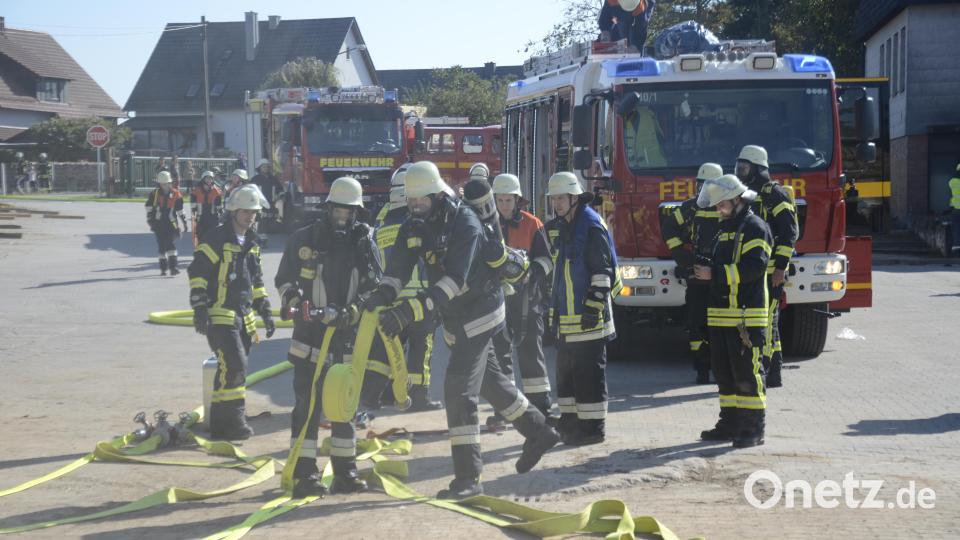 Innerhalb kürzester Zeit war die Wasserversorgung aufgebaut und die Atemschutzträger einsatzbereit. Bild: nib