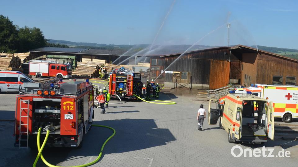 Ein Großaufgebot von Feuerwehr und BRK war in Schmidgaden an der Übung im Rahmen der Brandschutzwoche beteiligt. Bild: nib
