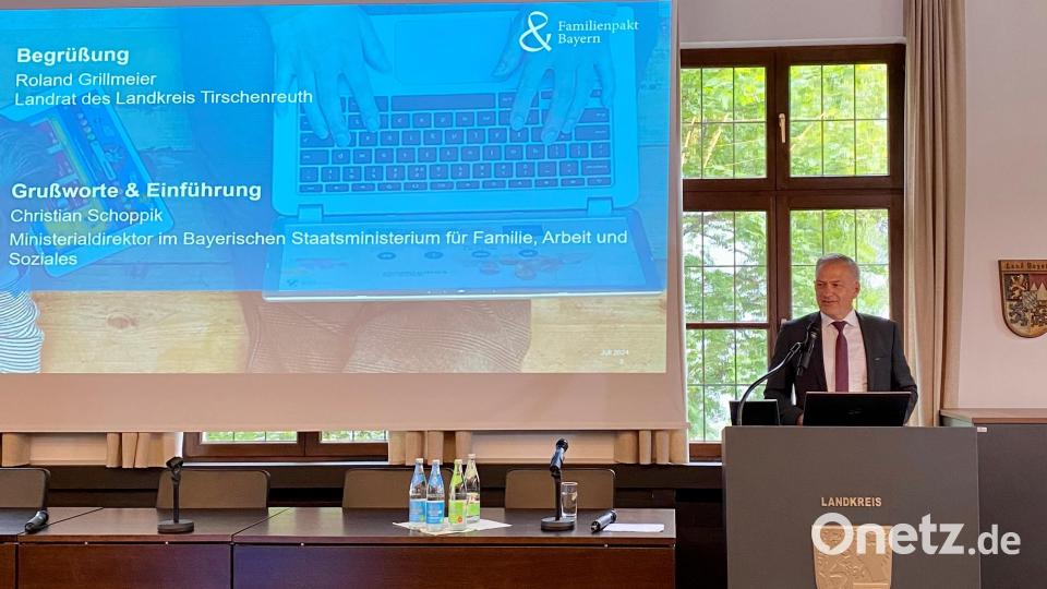 Landrat Roland Grillmeier ging mit gutem Beispiel voran und trat auch mit dem Landratsamt Tirschenreuth dem Familienpakt bei. Bild: Landratsamt Tirschenreuth