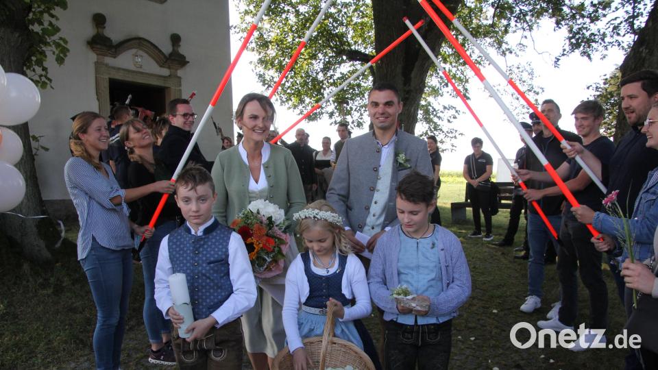 Lisa Schwägerl und Florian Zierer schlossen den Bund der Ehe. Nach der kirchlichen Trauung in der Kirche St. Jakobus in Marchaney erwarteten Mitarbeiter des Amtes für Ländliche Entwicklung das Brautpaar mit Absteckpfählen. Bild: kro