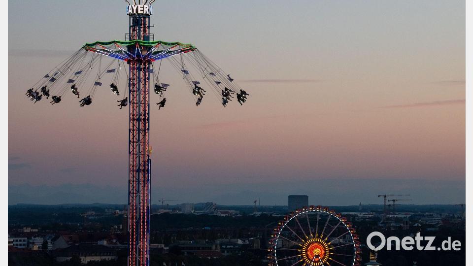 Perfektes Wiesnwetter sorgt für viel Betrieb an den Fahrgeschäften. Bild: Stefan Puchner/dpa