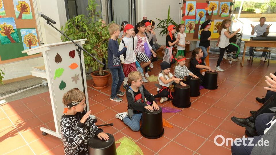 Von Seeräubern und Piraten sangen Kinder der Zottbachtalschule bei der Einweihungsfeier nach der Generalsanierung der Schule. Bild: bey