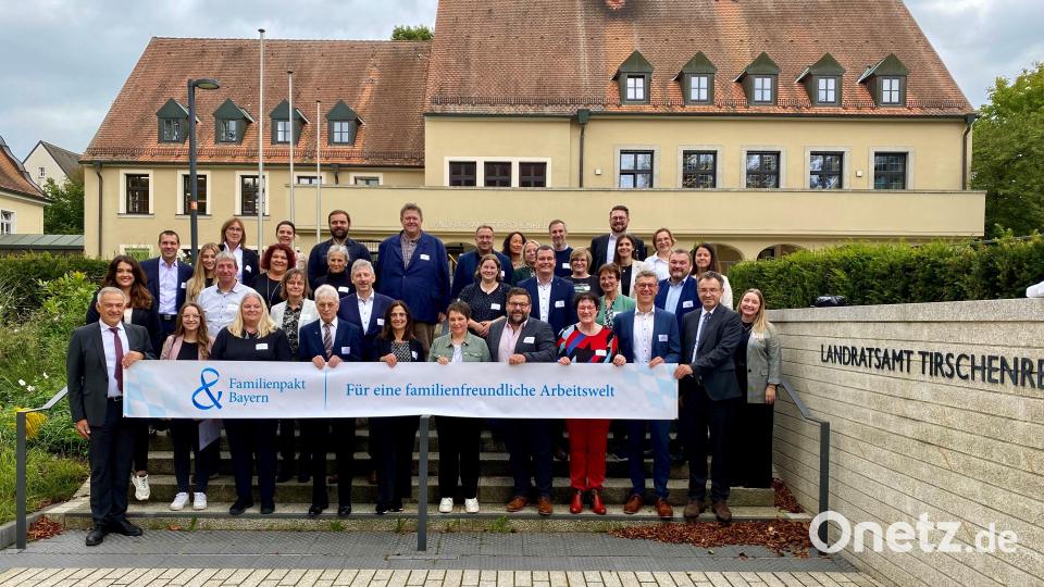 Über ein Dutzend Firmen, Einrichtungen und Kommunen tragen im Landkreis Tirschenreuth den Familienpakt des Freistaats Bayern mit. Bild: Landratsamt Tirschenreuth