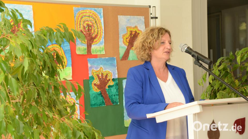 Schulamtsdirektorin Margit Walter bei ihrer Ansprache mit viel Lob für die Stadt Pleystein. Bild: bey