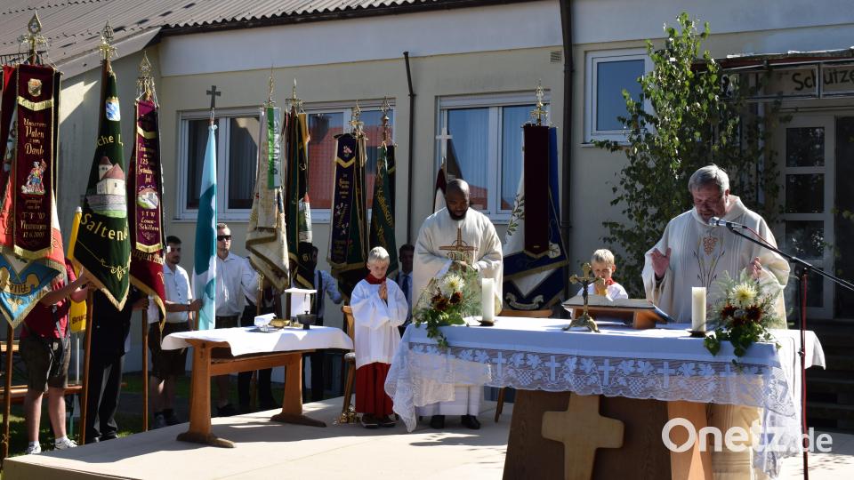 Pfarrer Markus Ertl feierte in Konzelebration mit Pfarrvikar Bonaventure Ukatu den Festgottesdienst anlässlich des 100-jährigen Jubiläums der KLJB Neunaigen. Bild: bnr