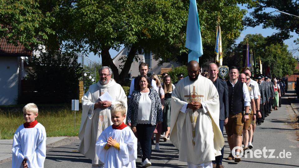Pfarrer Markus Ertl und Pfarrvikar Bonaventure Ukatu führten zusammen mit den Ehrengästen den Festzug an. Bild: bnr