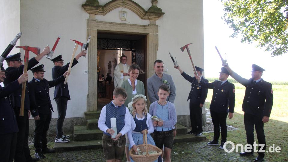 Lisa Schwägerl und Florian Zierer schlossen den Bund der Ehe. Nach der kirchlichen Trauung in der Kirche St. Jakobus in Marchaney stand unter anderem die Feuerwehr Poppenreuth Spalier. Im Hintergrund Pfarrer Konrad Amschl, vorne die Brautkinder. Bild: kro