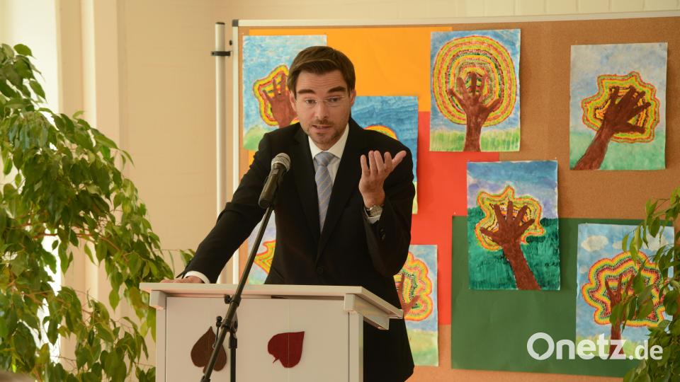 Landtagsabgeordneter Stephan Oetzinger lobt das Engagement der Stadt Pleystein bei der Generalsanierung der Zottbachtalschule. Bild: bey