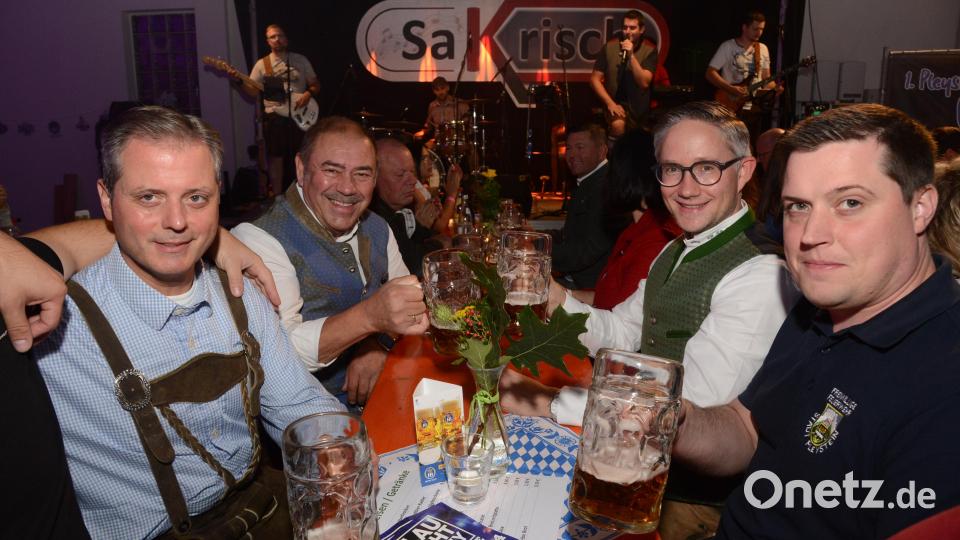 Pleysteins Geistlichkeit mit Pater Thomas Mühlberger (links) und Stadtpfarrer Adam Karolczak (zweiter von rechts) lässt sich gemeinsam mit Johann Rewitzer, Vorsitzender der Pleysteiner Wehr (zweiter von links) und Kommandant Sven Riedl (rechts) das Bier gut schmecken. Bild: bey