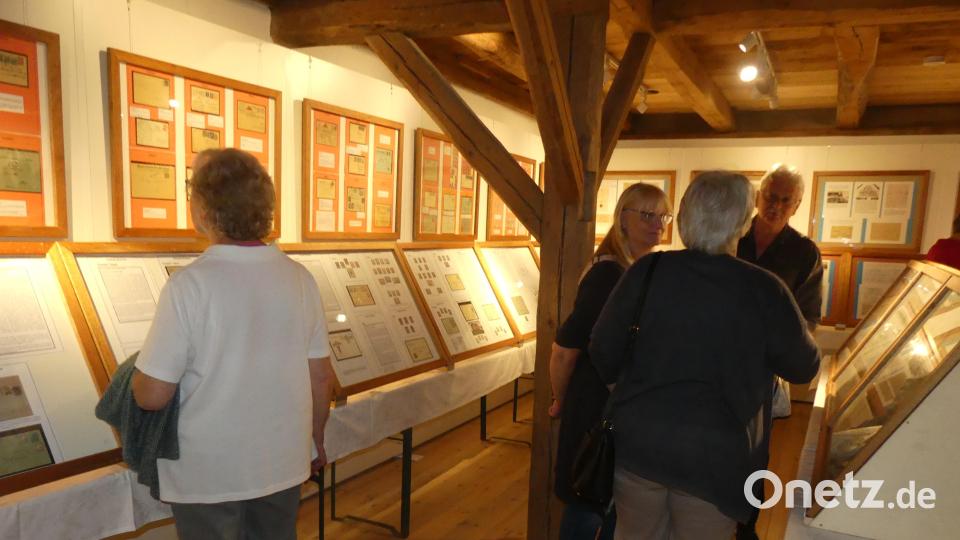 Die Besucher können im Museum Beim Taubnschuster in Eschenbach durch die zahlreichen, historischen Exponate stöbern. Bild: rn