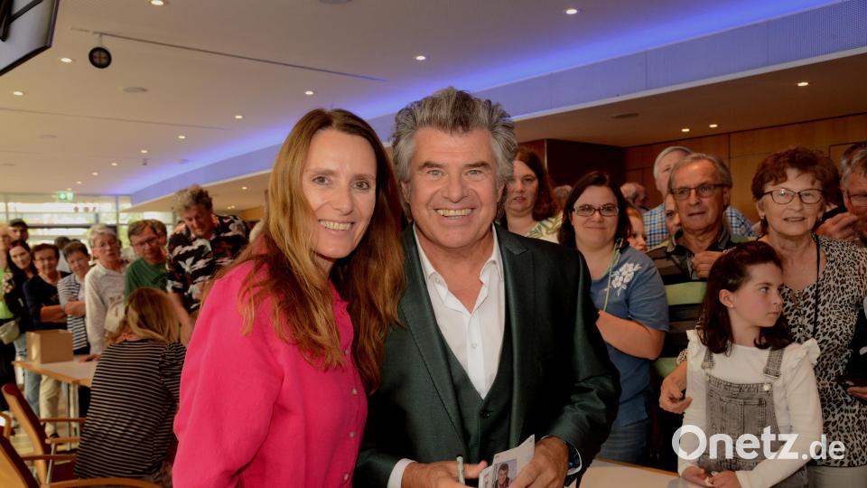 Andy Borg und Ehefrau Birgit sind bei der Autogrammstunde und dem CD-Verkauf ein unschlagbares Team. Bild: bey