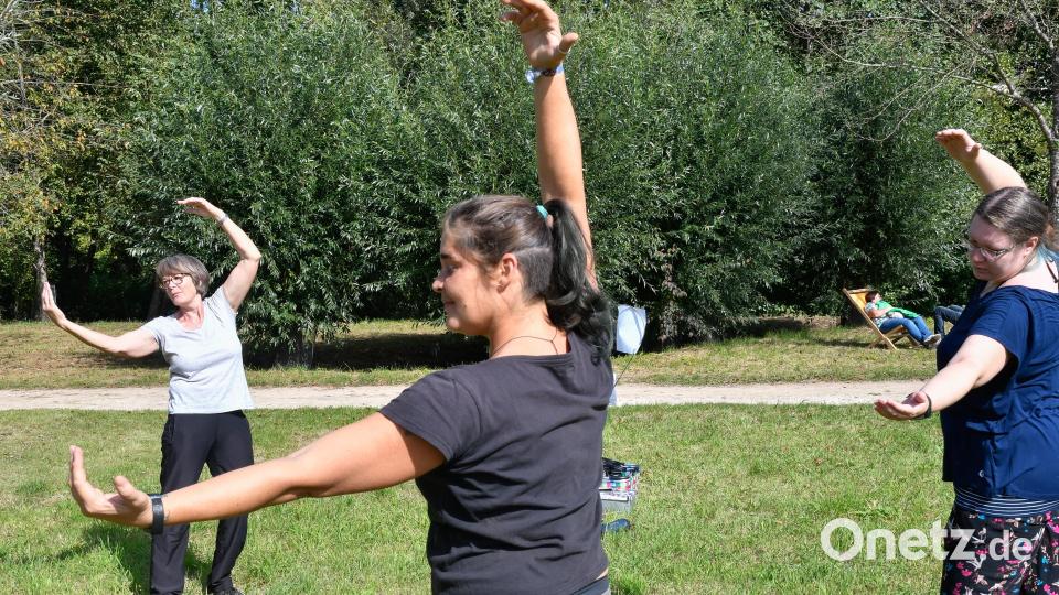 Beim Tag des Wassers in Theuern rund um das Thema Wasser:. QiGong – Körper im Fluss. Bild: Petra Hartl