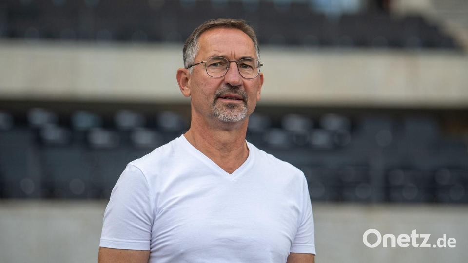 Er vertraut weiter auf Trainer Enochs: Geschäftsführer Achim Beierlorzer. Bild: Sebastian Räppold/Matthias Koch/dpa