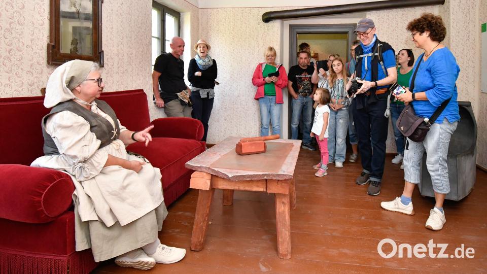 Tag des Wassers in Theuern: Informationen und Aktionen rund um das Thema Wasser. Führung durch die Mühle mit Müllerin Cornelia Platz im Kultur-Schloss Theuern. Bild: Petra Hartl