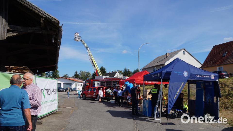 Die Hebebühne der Feuerwehr war der Renner. Bild: wel