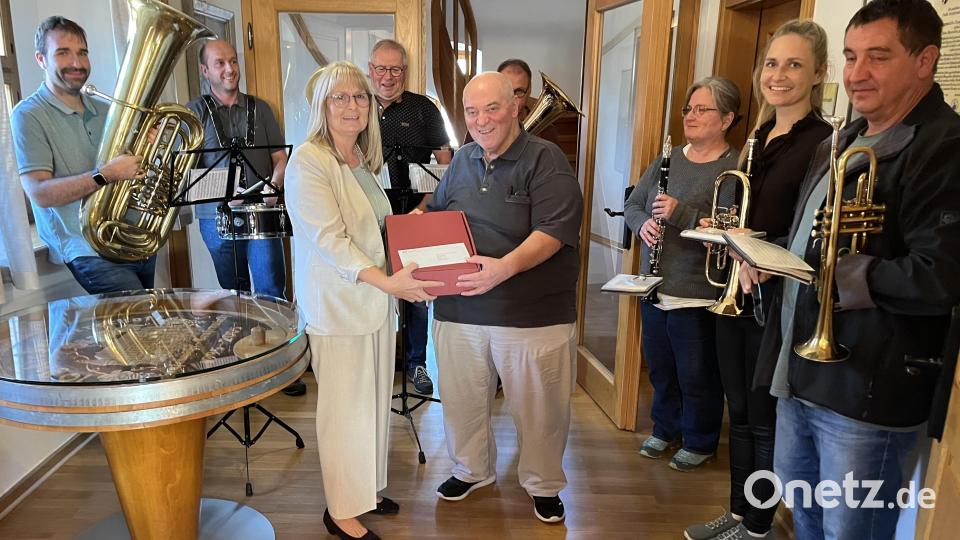 Ein Ständchen der Stadtkapelle vor einer Stadtratssitzung hatte es noch nie gegeben. Zweite Bürgermeisterin Anita Heßler überrascht den Neu-70er Gerhard Mark und gratuliert für die Stadt. Bild: mor