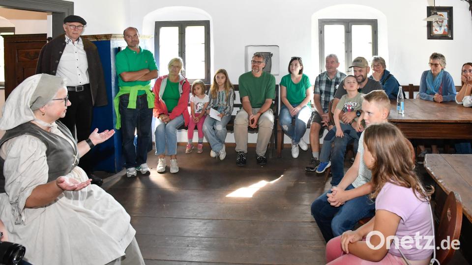 Tag des Wassers in Theuern: Informationen und Aktionen rund um das Thema Wasser. Führung durch die Mühle mit Müllerin Cornelia Platz im Kultur-Schloss Theuern. Bild: Petra Hartl