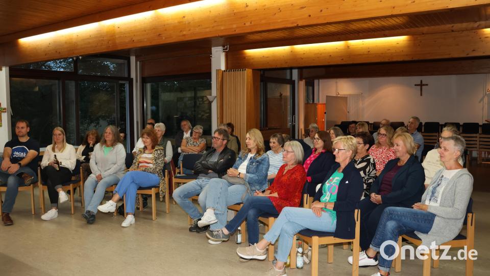 Die zahlreichen Zuhörer wollen genau erfahren, wie Horst Eckert zu seinen Ideen findet und wie lange die Recherchen dauern. Bild: rpp