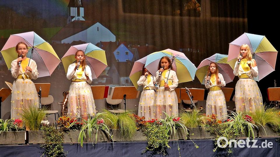 Die Kinder des Vereins „Neue Zeiten“ beeindrucken mit Liedern und Tänzen. Bild: R. Kreuzer
