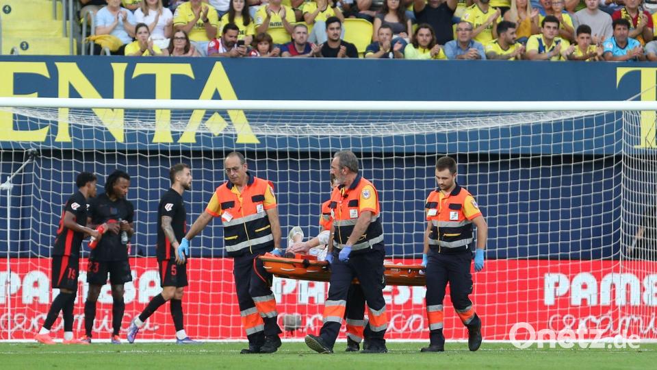 Marc-André ter Stegen muss auf einer Trage vom Platz getragen werden. Bild: Alberto Saiz/AP/dpa