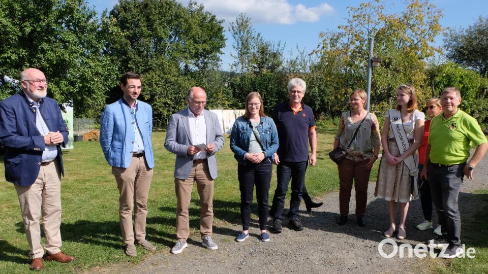 Kreisvorsitzender Albert NIckl (Dritter von links) bei seiner Begrüßung. Bild: le
