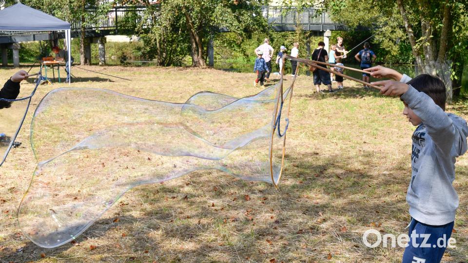 Der Tag des Wassers in Theuern bietet Informationen und Aktionen rund um das Thema Wasser wie hier mit Riesenseifenblasen. Bild: Petra Hartl