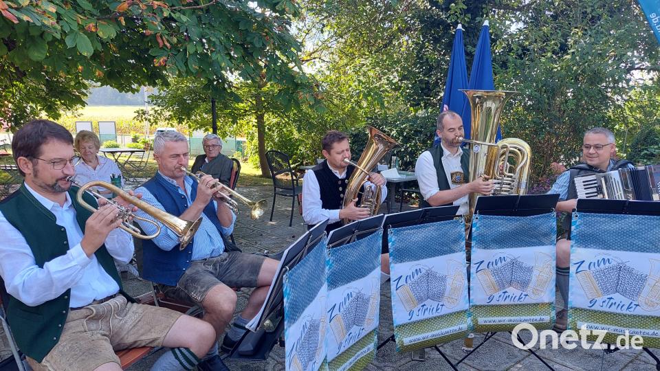 Musik aus der Oberpfalz: „Zam g’strickt“ spielt bei der Eröffnung der Karpfensaison im Oberpfälzer Seenland. Bild: jua