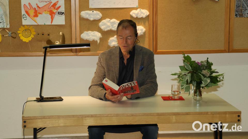 Krimiautor Horst Eckert fesselt seine Zuhörer mit seiner angenehmen Stimme und der spannenden Geschichte. Bild: rpp
