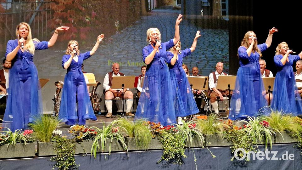 5. Die Gesangsgruppe „Kalinka“ mit Lieder in ukrainisch und russischen Liedvorträgen. Bild: R. Kreuzer