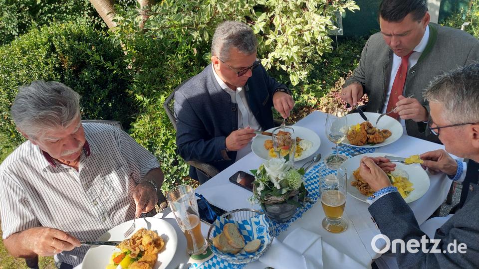 Beim Fischessen zur Karpfensaison-Eröffnung (von links): stellvertretender Landrat Jakob Scharf, der Kreisvorsitzende des Bayerischen Gemeindetags, Neunburgs Bürgermeister Martin Birner, Landrat Thomas Ebeling und MdL Martin Scharf. Bild: jua