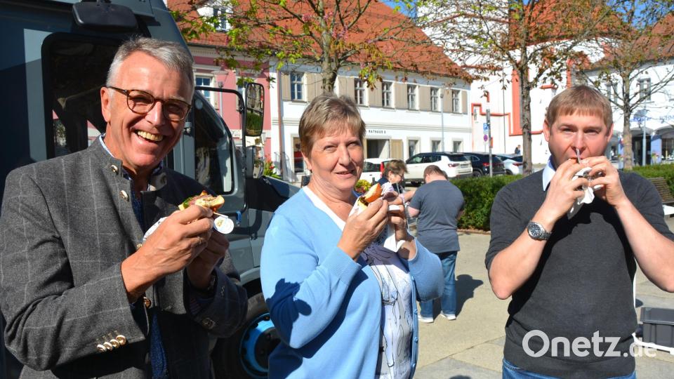 Zum Reinbeißen gut, sagten sich (von links) Bürgermeister Franz Stahl, Kreisbäuerin Irmgard Zintl und Markus Trißl vom Bauernverband. Bild: jr