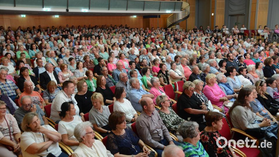 Blick in due Zuschauer zu Beginn des &quot;Schlagerspaßes&quot; Bild: bey
