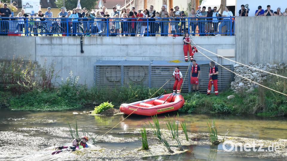 Beim Tag des Wassers in Theuern zeigt die Wasserwacht eine Wasserrettung. Bild: Petra Hartl