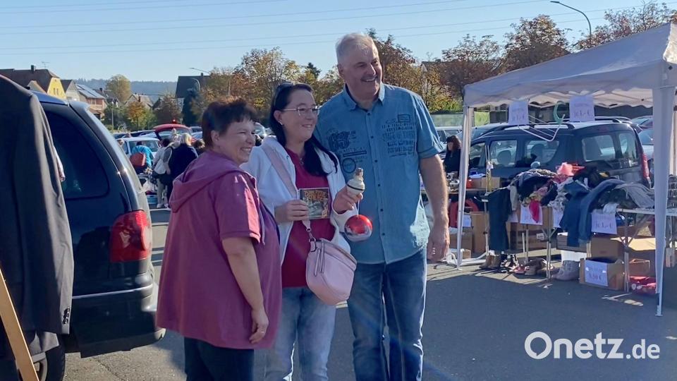 Die Freude bei den Fans ist groß: Beim Flohmarkt in Weiden nehmen sich Bruno und Anja gerne Zeit für ihre Anhänger. Bild: dus