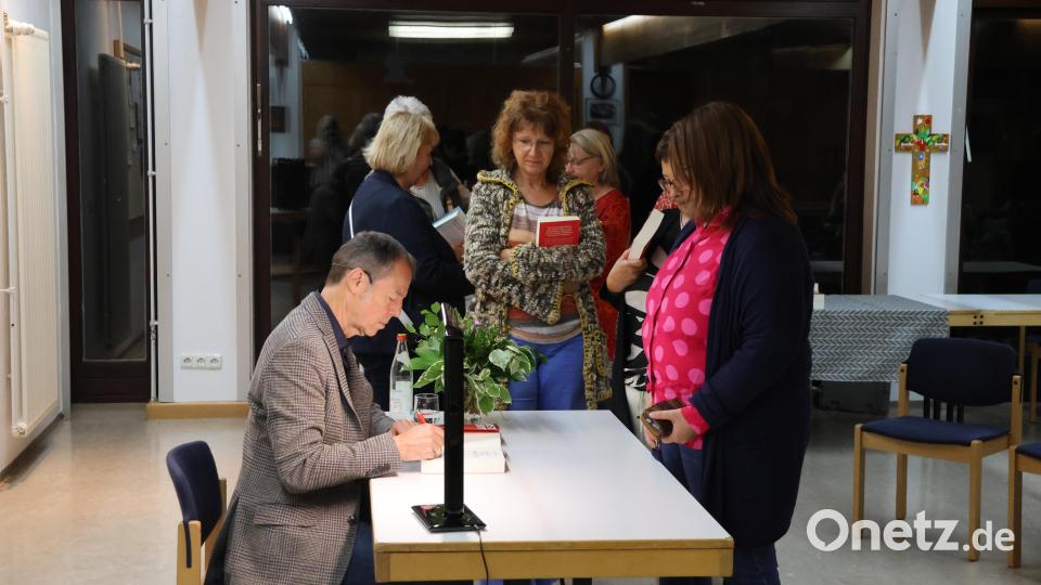 Die begeisterten Fans stürmen sofort den Büchertisch und lassen sich die druckfrischen Romane vom Autor signieren. Bild: rpp